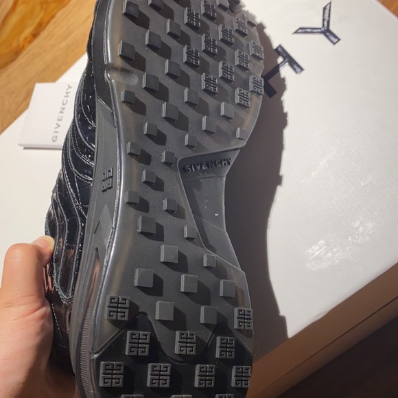 Givenchy - Picture 4 of 6